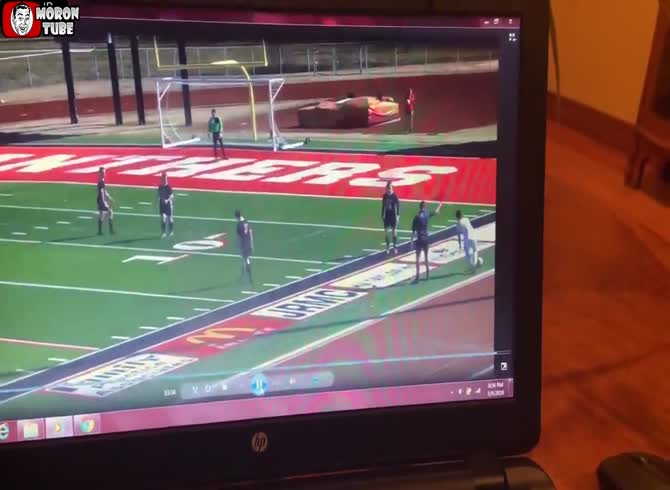 Video :Arkansas - a lightning pylon unexpectedly falls, crushing a referee
